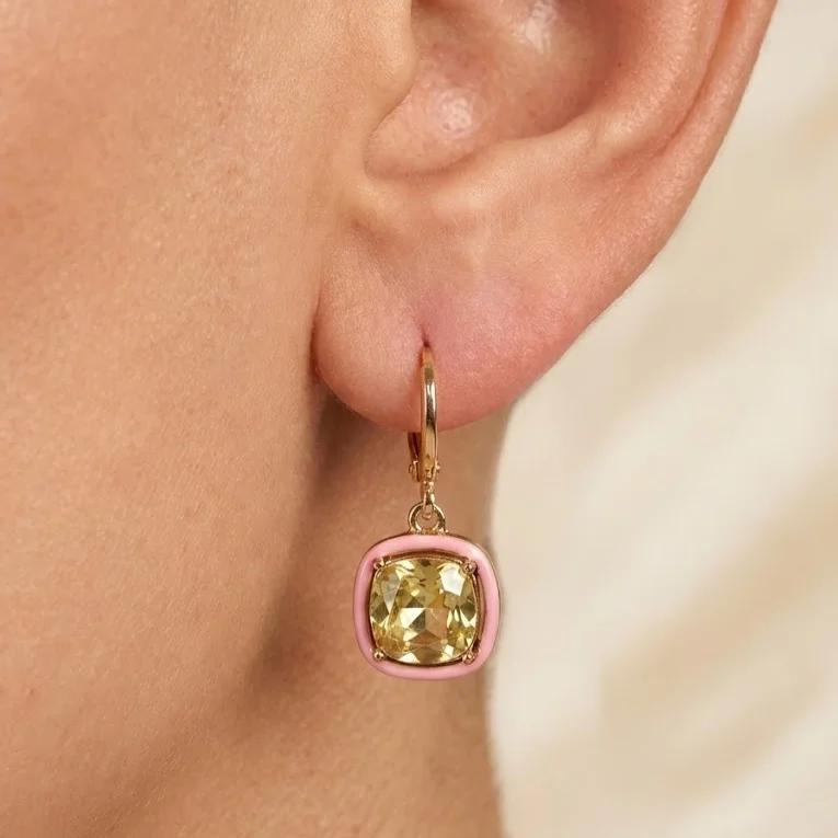 راهنمای خرید گوشواره زنانه؛ آویز، حلقه یا میناکاری؟