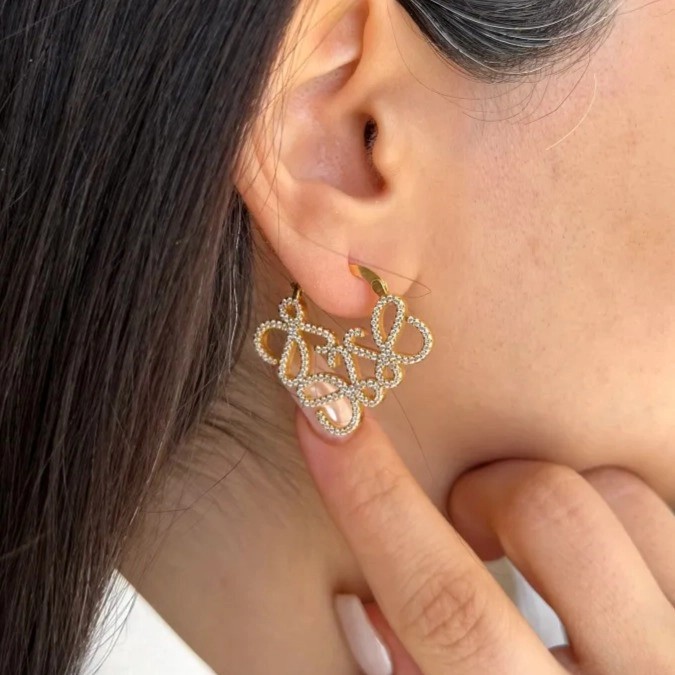 گوشواره کلیپسی زنانه با طرح جذاب لووه (Loewe) و ظاهری درخشان
