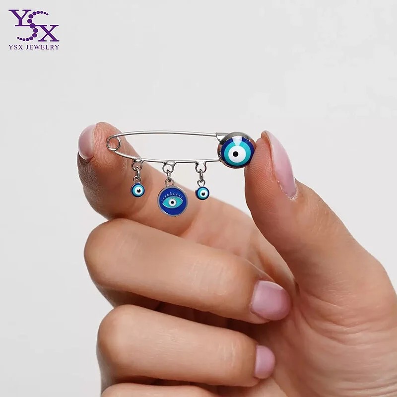 سنجاق سینه طرح چشم نظر با آویزهای ظریف از برند YSX