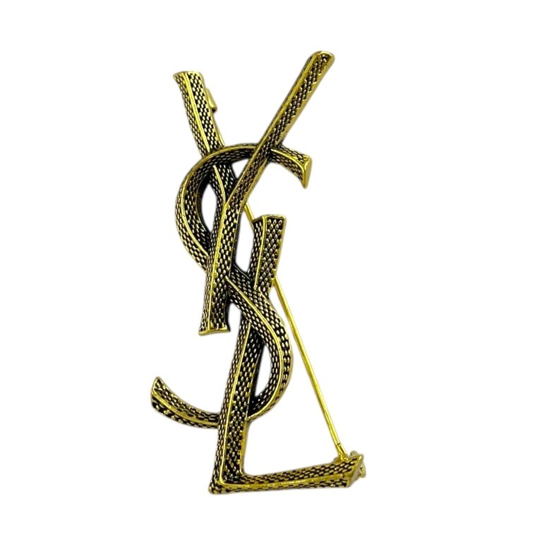 گل سینه مدل آرا طرح لوگو YSL طلایی بافت‌دار
