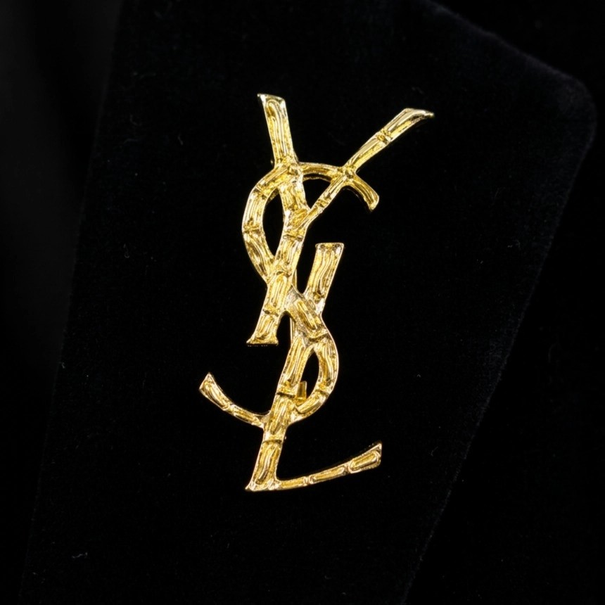 گل سینه مدل آرمیس طرح YSL رنگ طلایی طرح بامبو