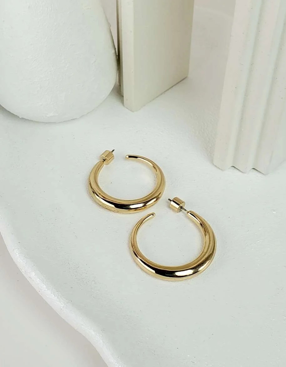 گوشواره حلقه‌ای زنانه طلایی براق مدل مینیمال