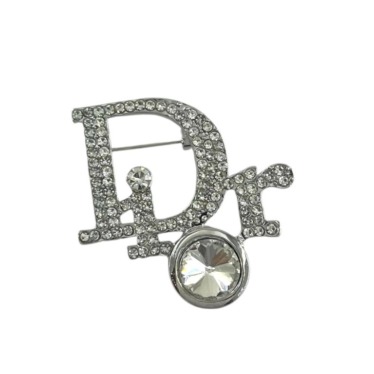 گل سینه زنانه مدل درخشان طرح حروف Dior نگین‌دار