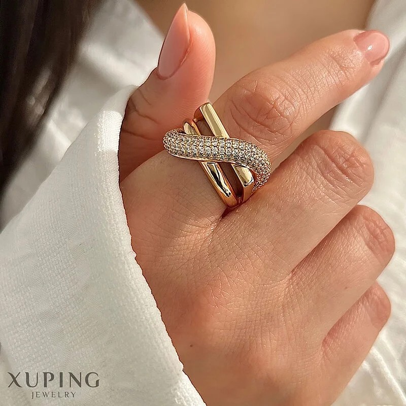 انگشتر زنانه طرح مورب نگین دار مدل ژوپینگ Xuping