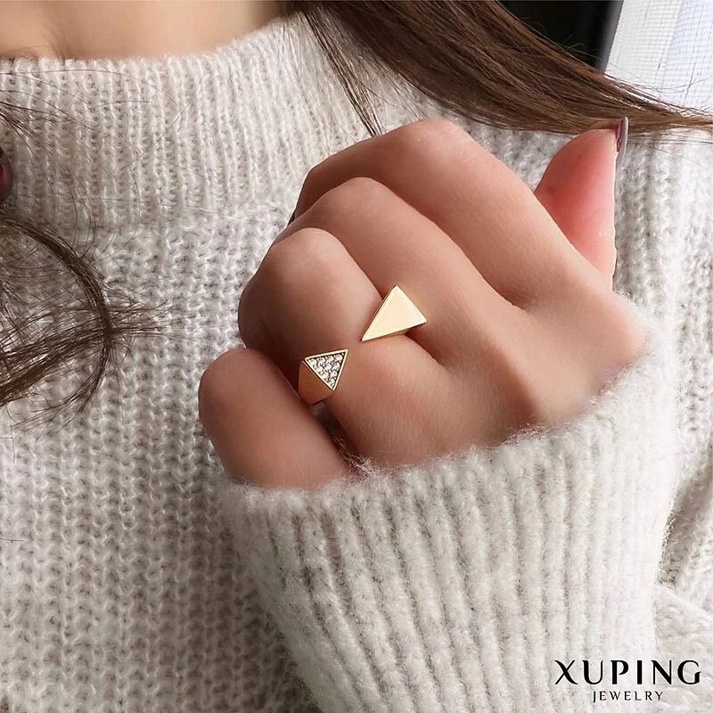 انگشتر ژوپینگ مدل مثلثی نگیندار، زیبایی هندسی در دستان شما Xuping