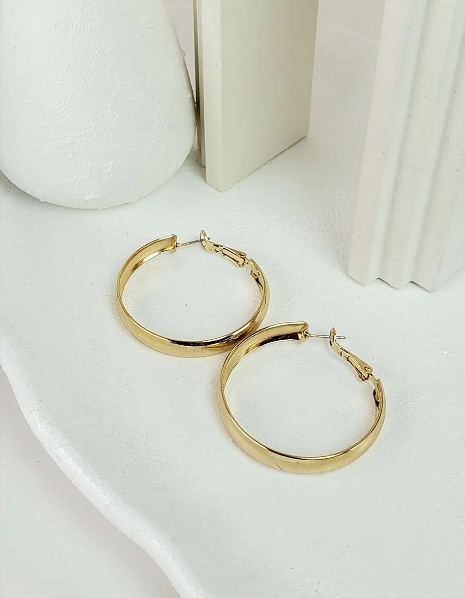 گوشواره حلقهای زنانه طلایی با طراحی ساده و کلاسیک